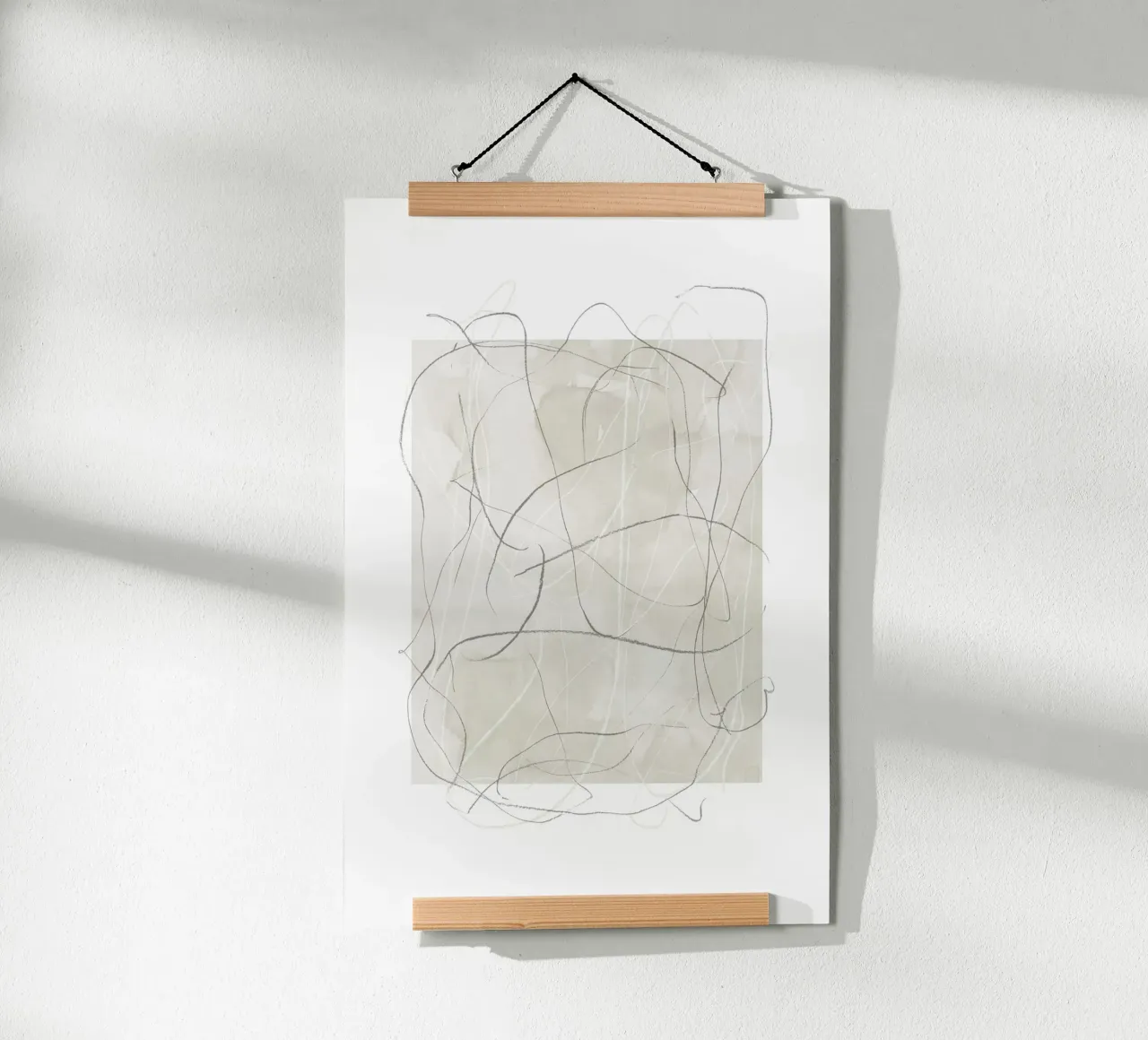 Scarabocchi a matita grigia poster con telaio in legno da NouveauPrints