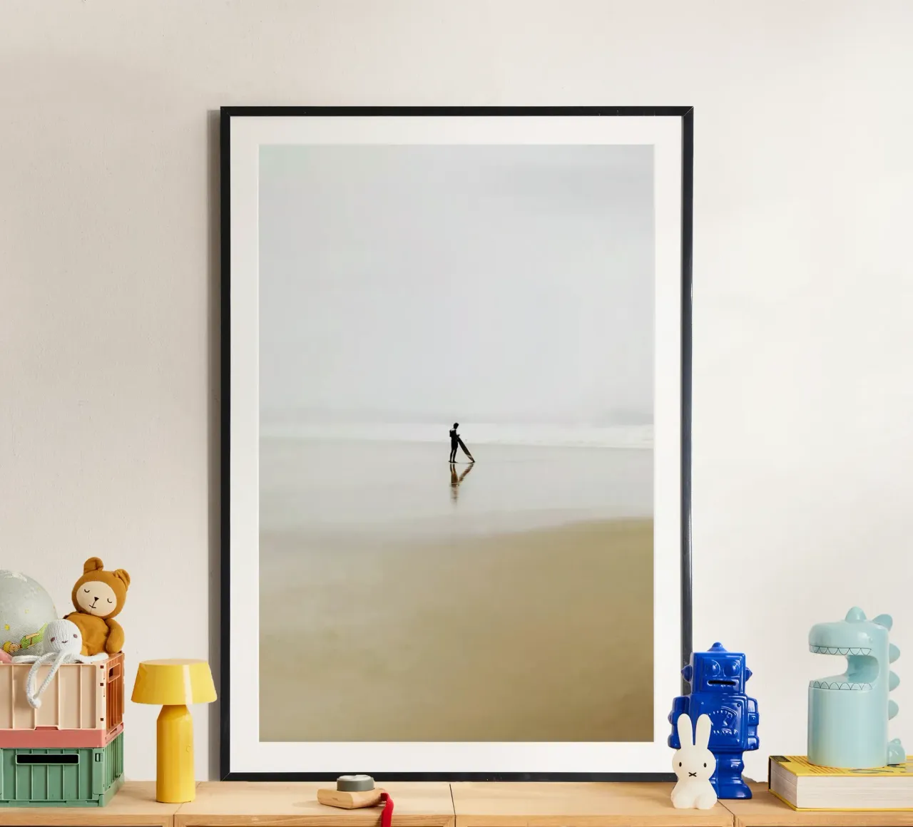 The Lone Surfer poster con telaio in plastica da In Full Color