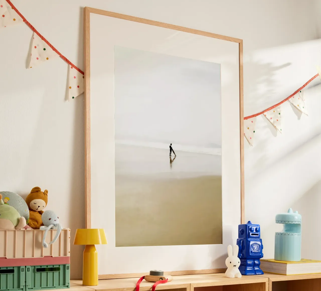 The Lone Surfer poster con telaio in plastica da In Full Color