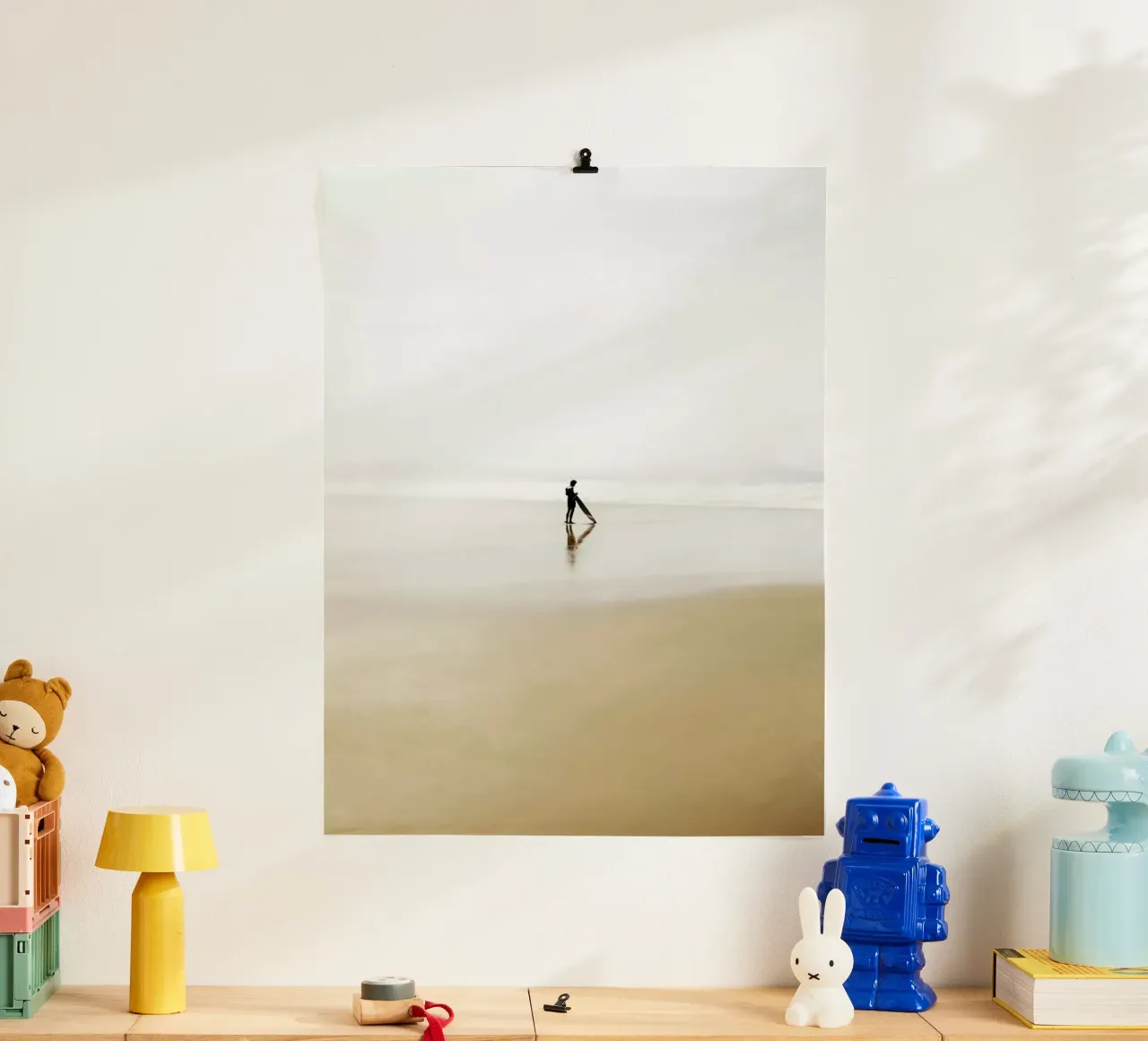 The Lone Surfer poster con telaio in plastica da In Full Color