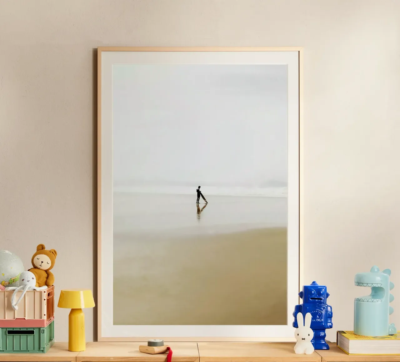 The Lone Surfer poster con telaio in plastica da In Full Color