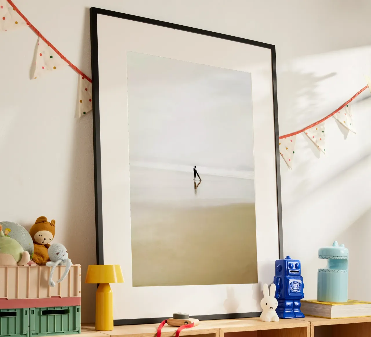 The Lone Surfer poster con telaio in plastica da In Full Color