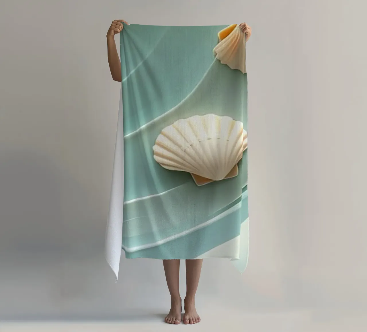 Conchiglie su onde stilizzate su una spiaggia di sabbia telo mare da pixelbull - medieval art and more