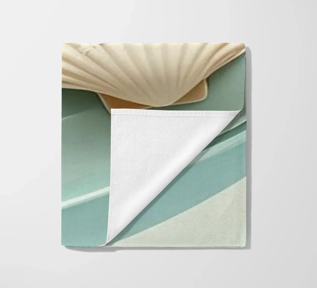 Conchiglie su onde stilizzate su una spiaggia di sabbia telo mare da pixelbull - medieval art and more