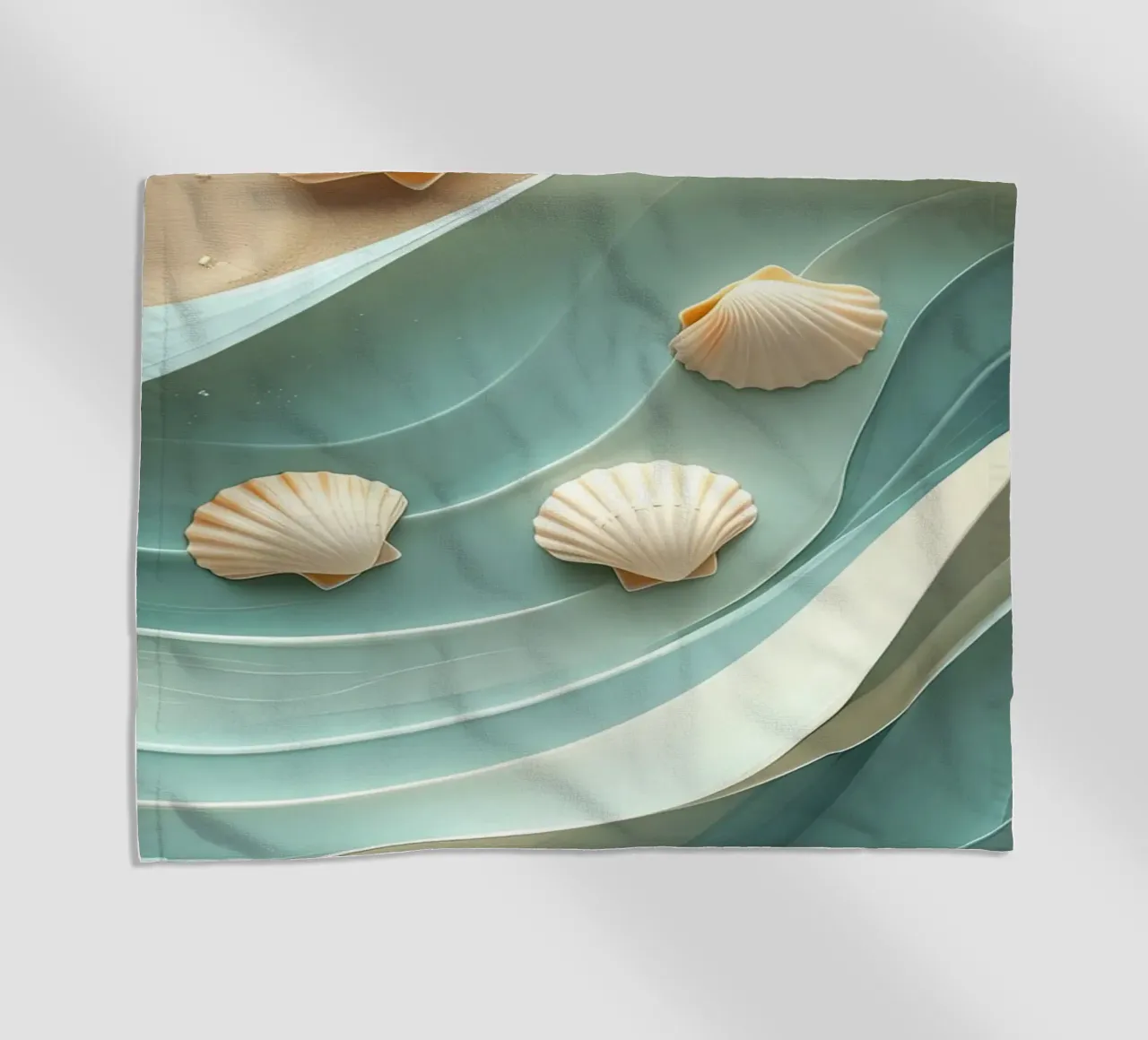 Conchiglie su onde stilizzate su una spiaggia di sabbia telo mare da pixelbull - medieval art and more