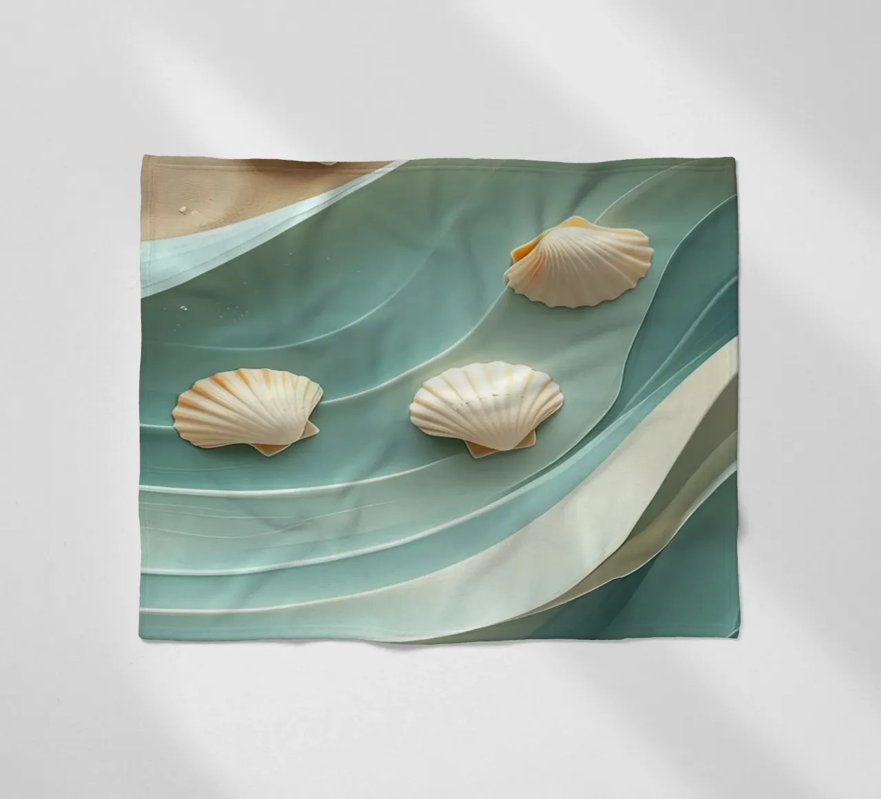 Conchiglie su onde stilizzate su una spiaggia di sabbia coperta in pile da pixelbull - medieval art and more