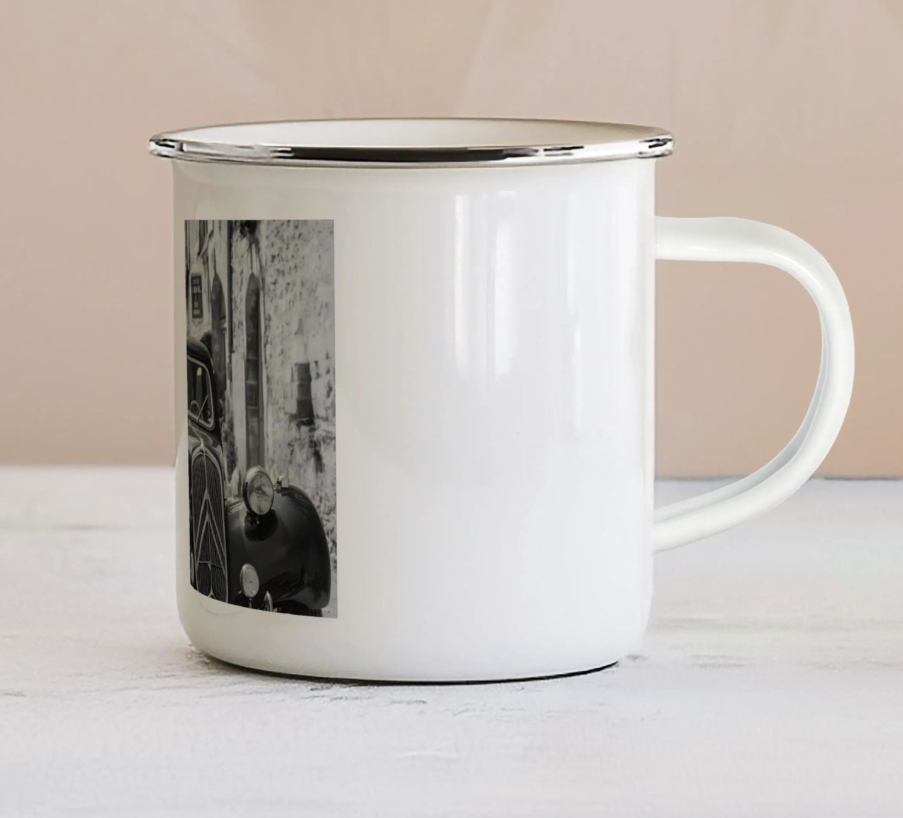 Un tocco di nostalgia tazza in smalto da M-Ulrich-Digital Art