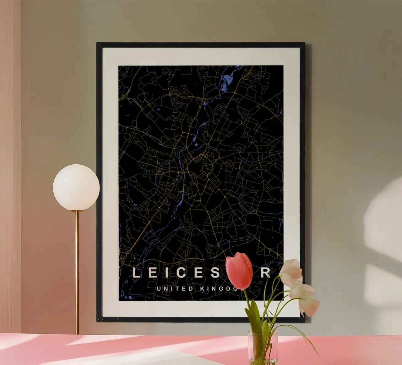 Mappa della città di Leicester Regno Unito nero e oro poster con telaio in legno da Cartographers Library