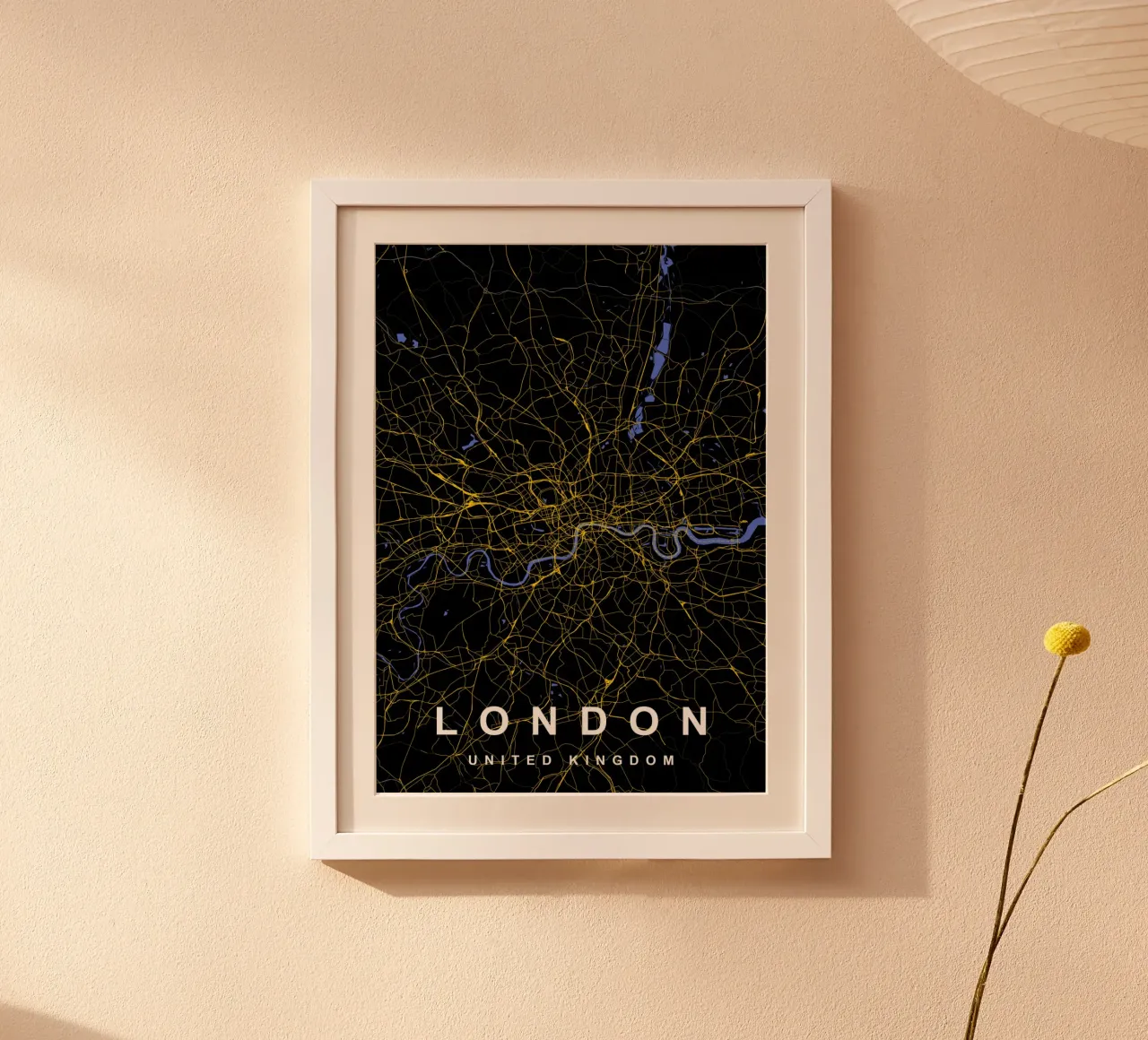 Mappa della città di Londra Regno Unito nero e oro poster con telaio in legno da Cartographers Library