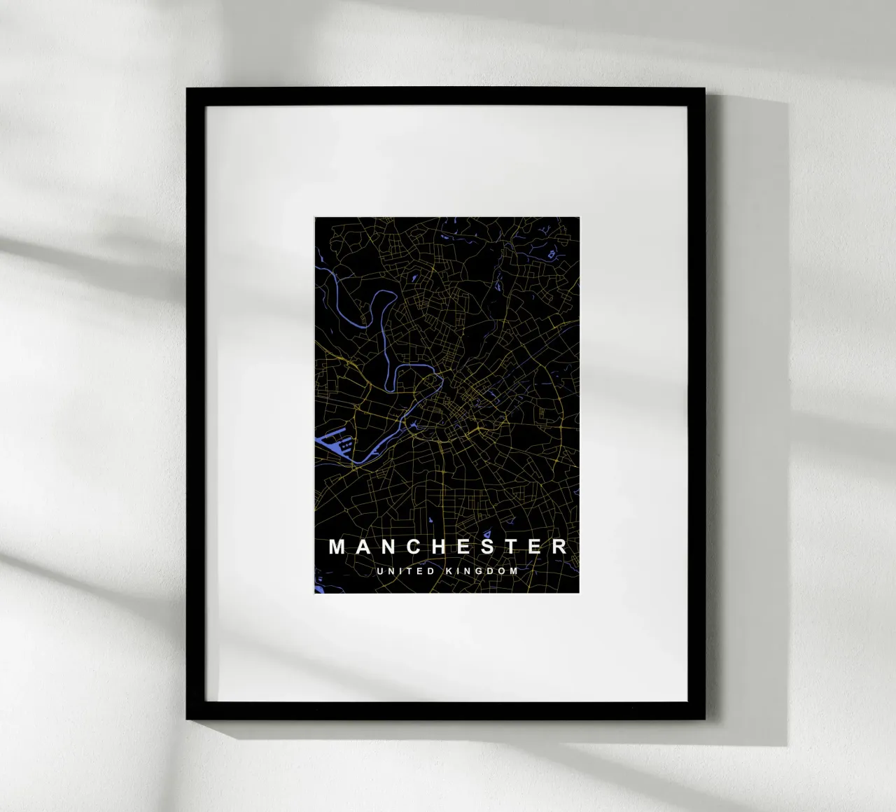 Manchester UK stadsplattegrond zwart en goud poster met houten frame van Cartographers Library