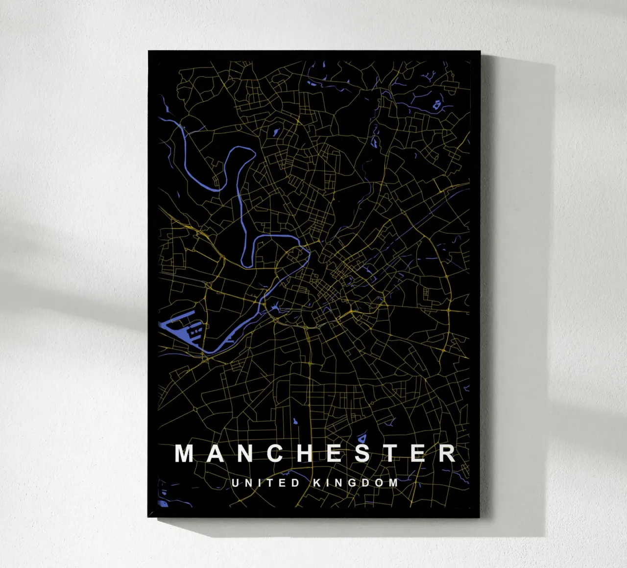 Manchester UK stadsplattegrond zwart en goud poster met houten frame van Cartographers Library