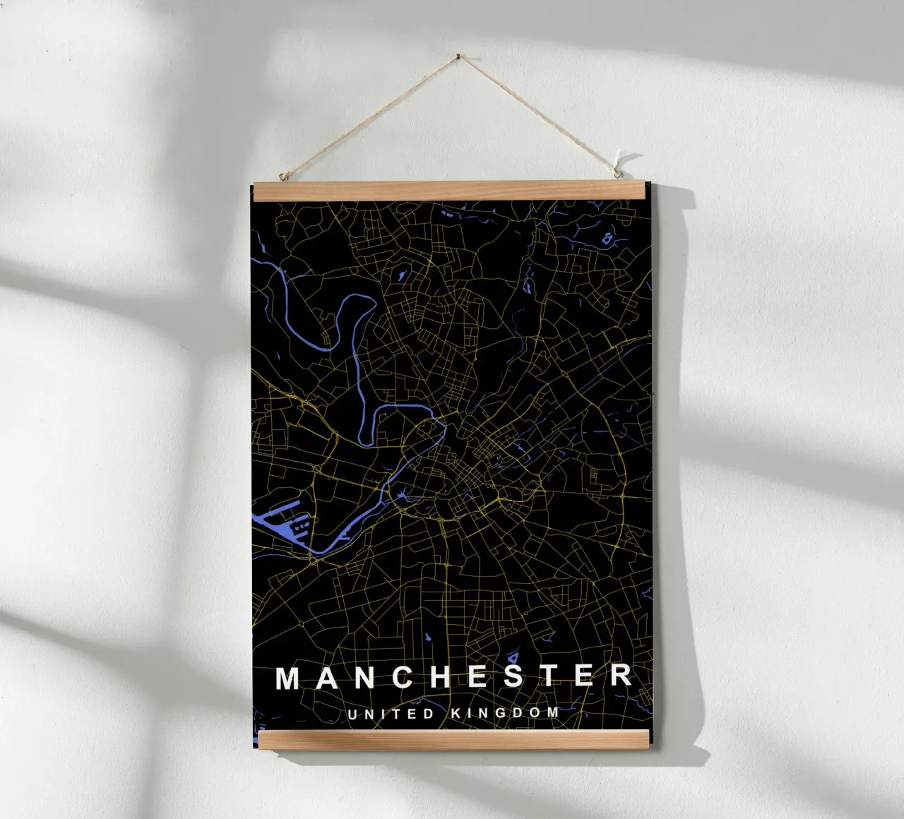 Manchester UK stadsplattegrond zwart en goud poster met houten frame van Cartographers Library