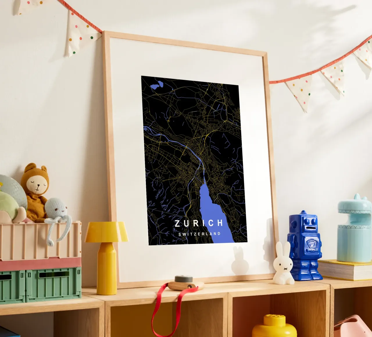 Zurigo Svizzera - Mappa della città in nero e oro poster con telaio in legno da Cartographers Library