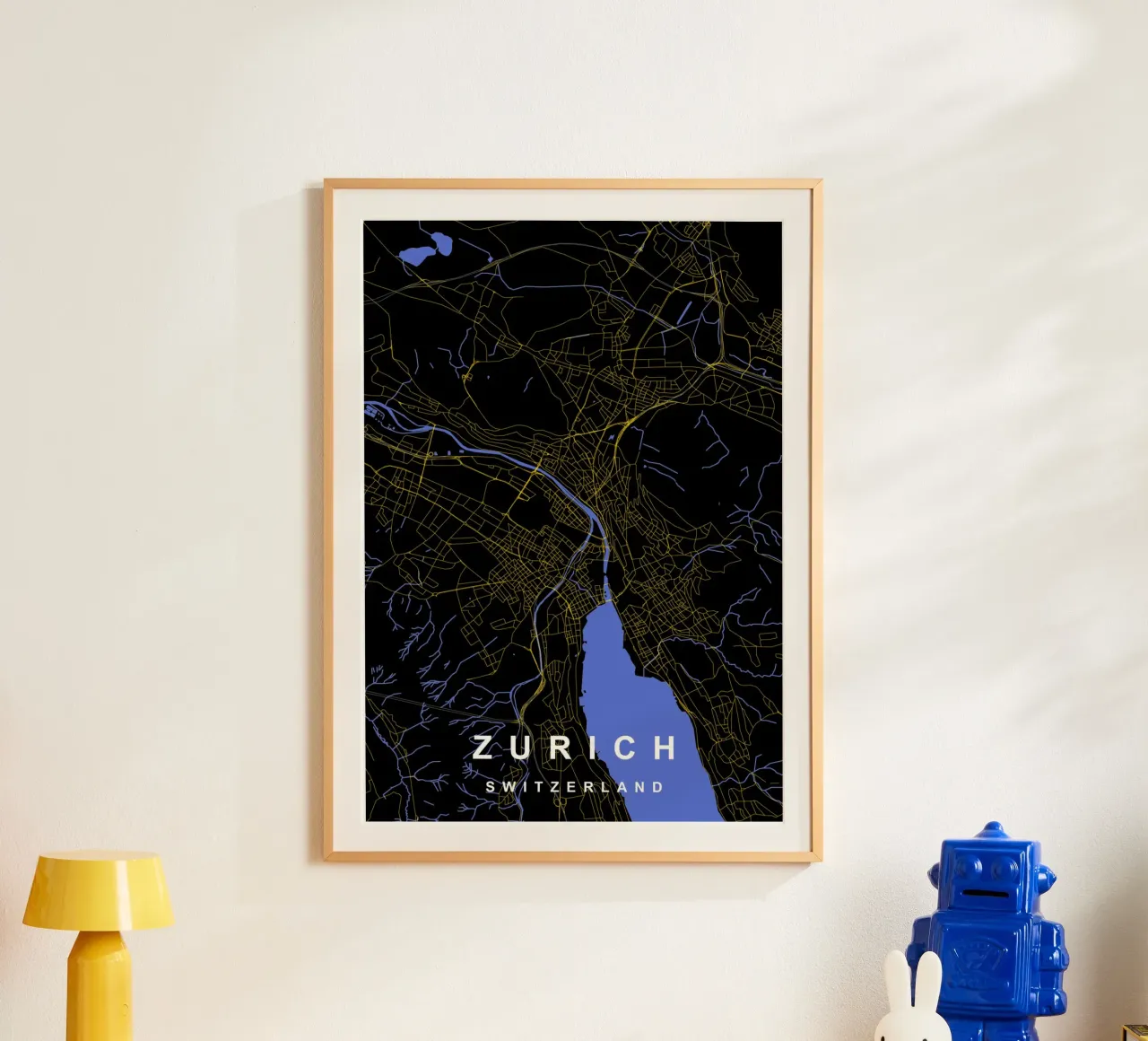 Zurigo Svizzera - Mappa della città in nero e oro poster con telaio in legno da Cartographers Library