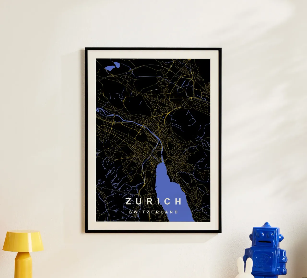 Zurigo Svizzera - Mappa della città in nero e oro poster con telaio in legno da Cartographers Library