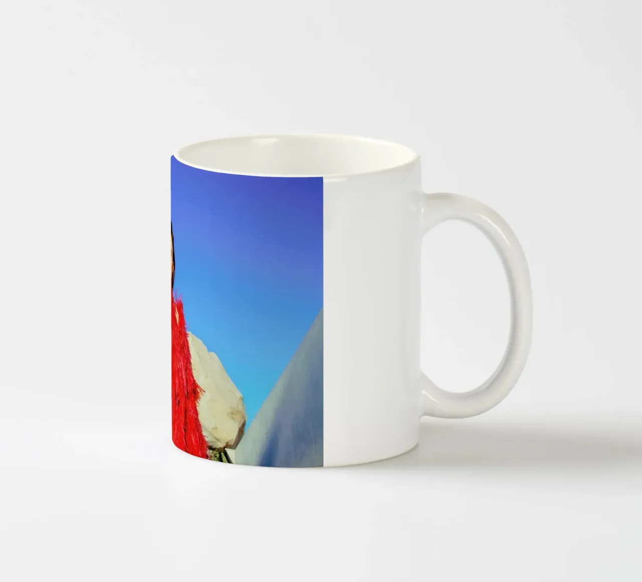 Red VS Blue tazza in ceramica da Aysha Banos