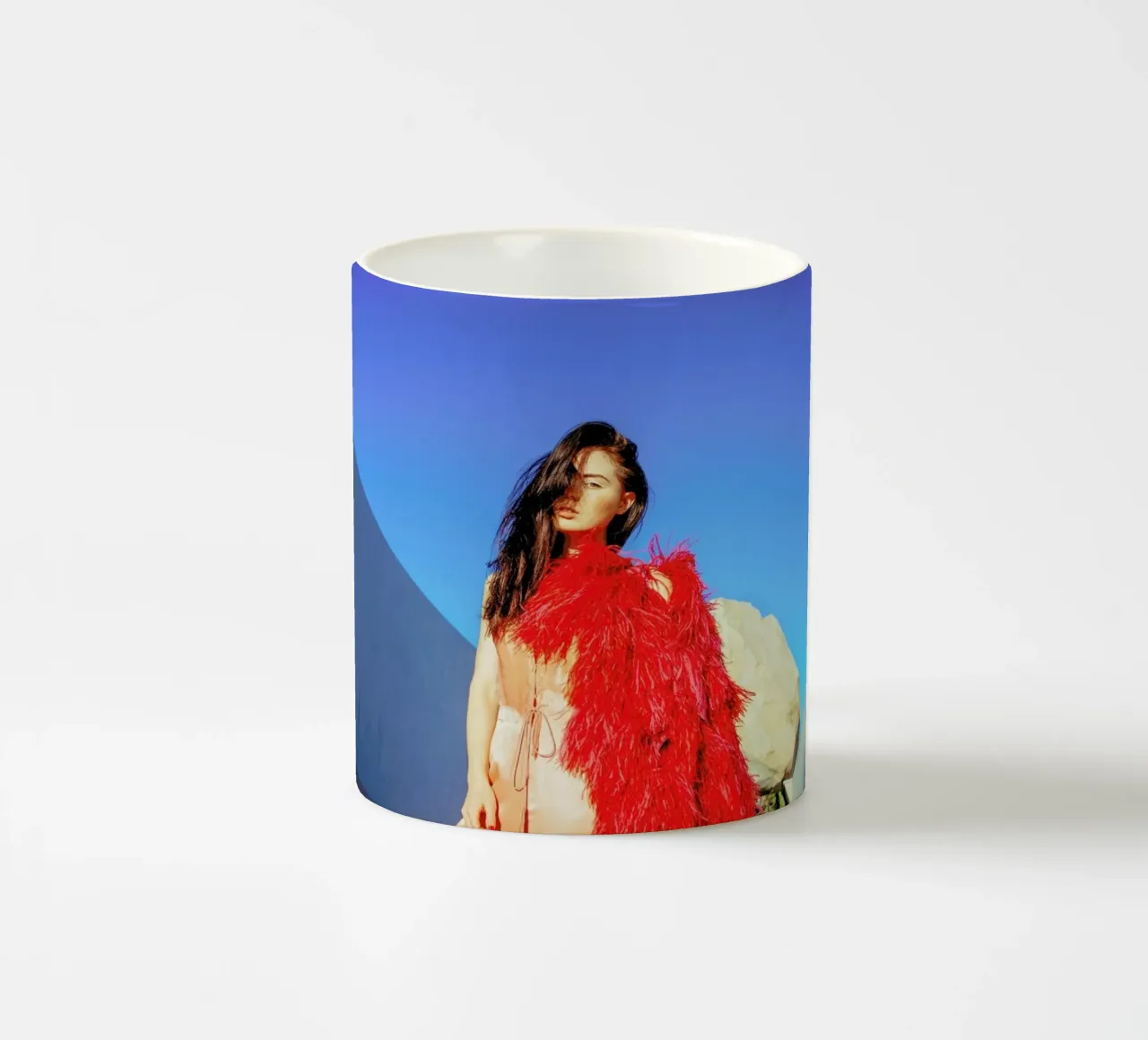 Red VS Blue tazza in ceramica da Aysha Banos