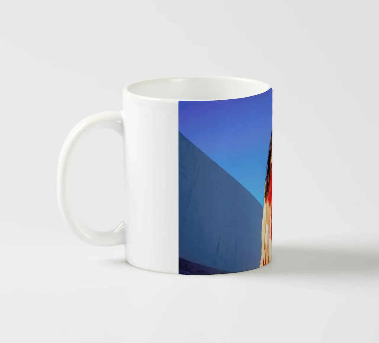Red VS Blue tazza in ceramica da Aysha Banos