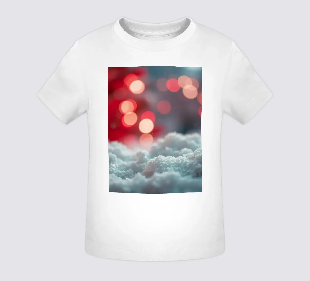 Luminose luci natalizie illuminano la neve soffice maglietta neonato da DesignDoodle