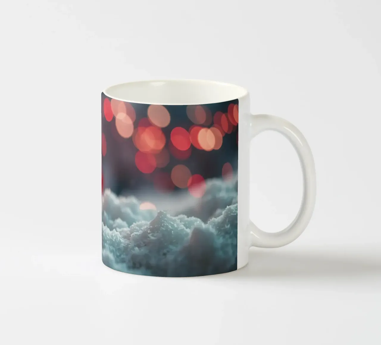 Luminose luci natalizie illuminano la neve soffice tazza in ceramica da DesignDoodle