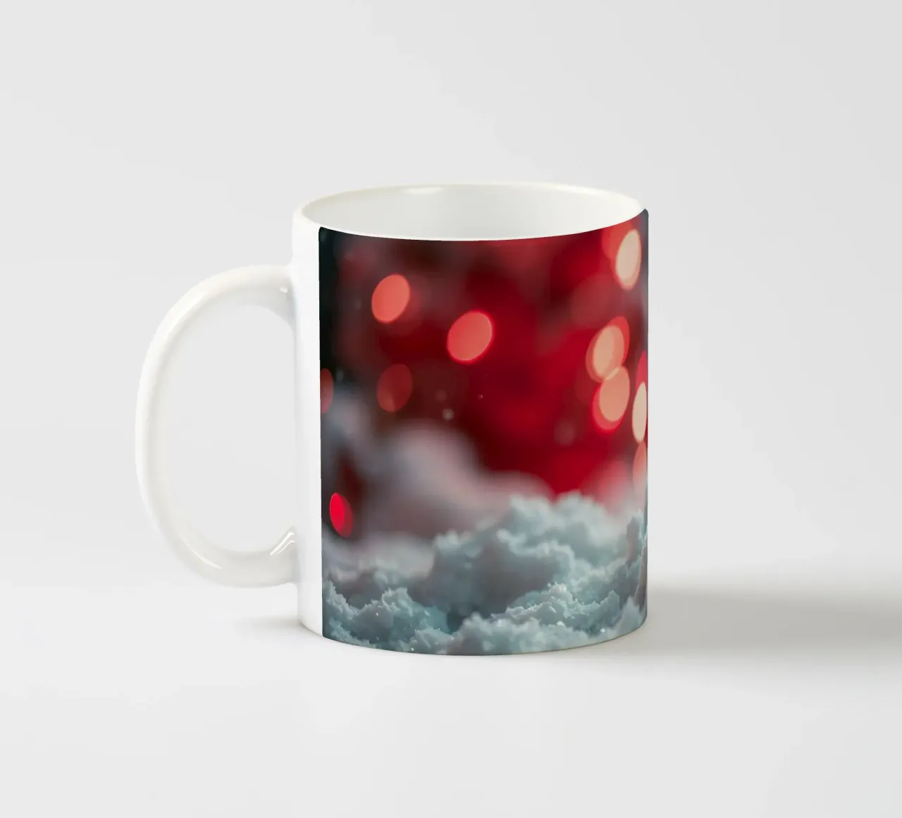 Luminose luci natalizie illuminano la neve soffice tazza in ceramica da DesignDoodle
