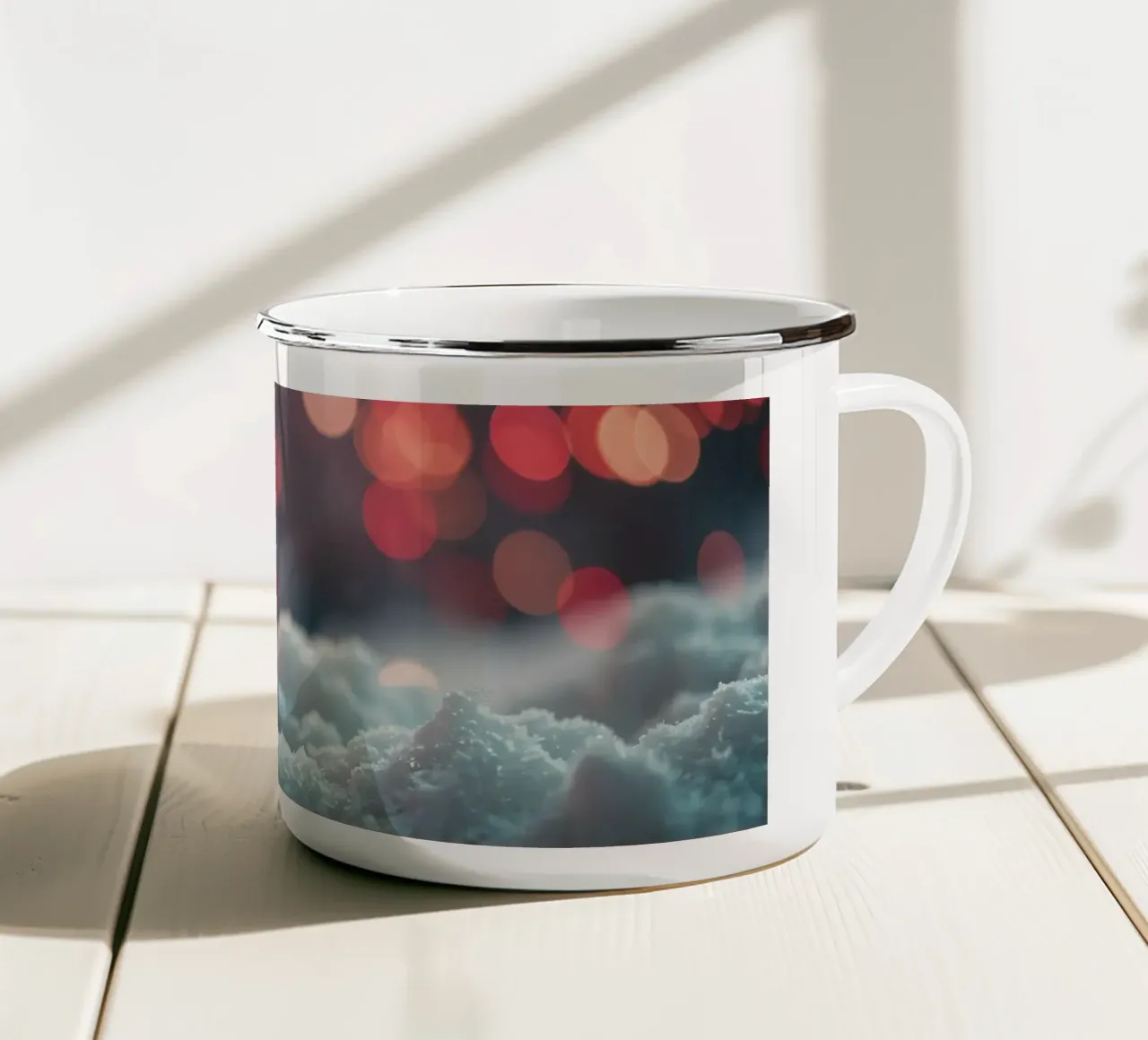 Luminose luci natalizie illuminano la neve soffice tazza in smalto da DesignDoodle