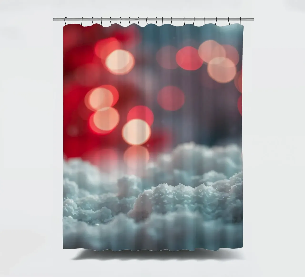 Helle Weihnachtslichter beleuchten weichen Schnee Duschvorhang von DesignDoodle