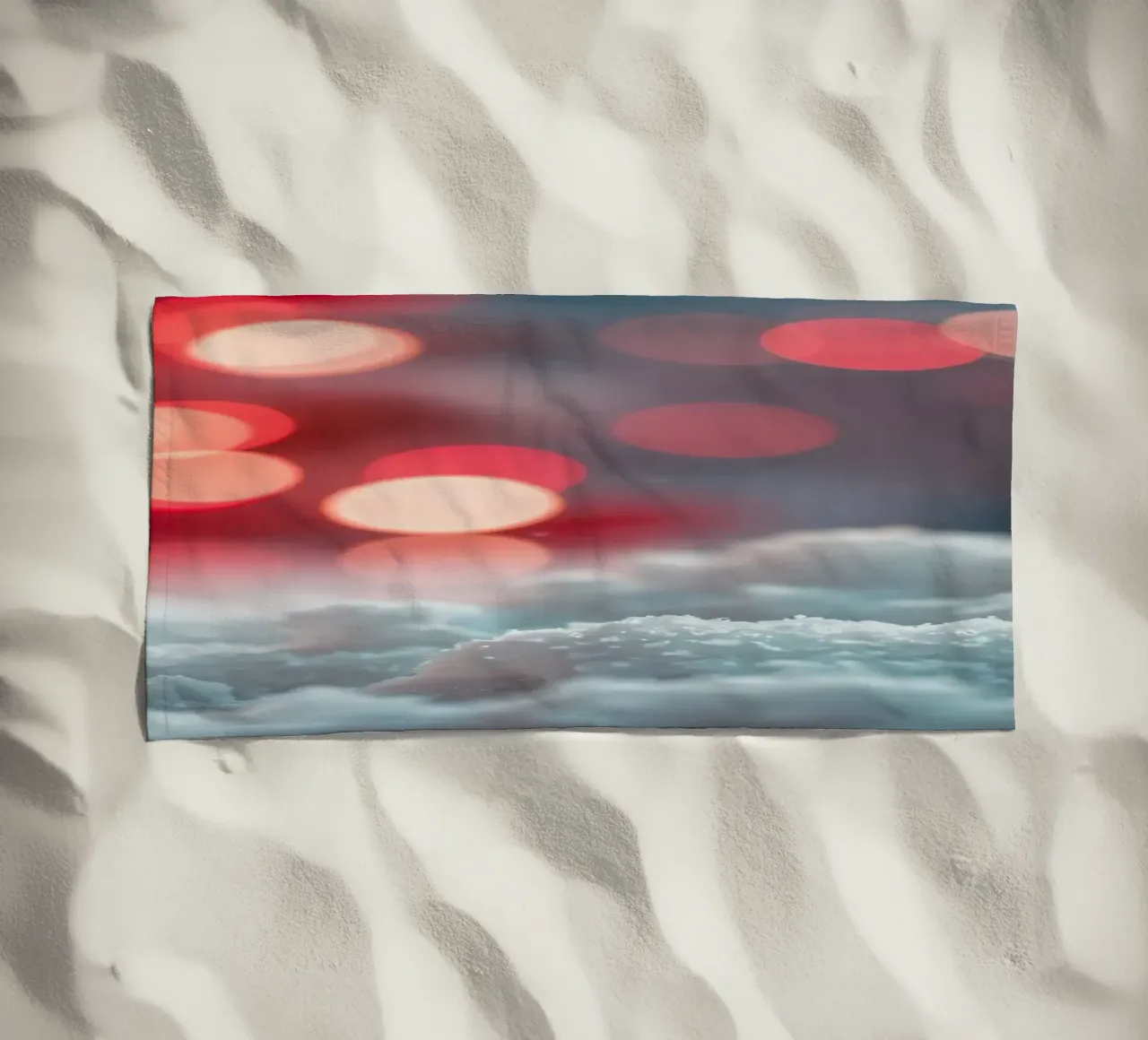Luminose luci natalizie illuminano la neve soffice telo mare da DesignDoodle