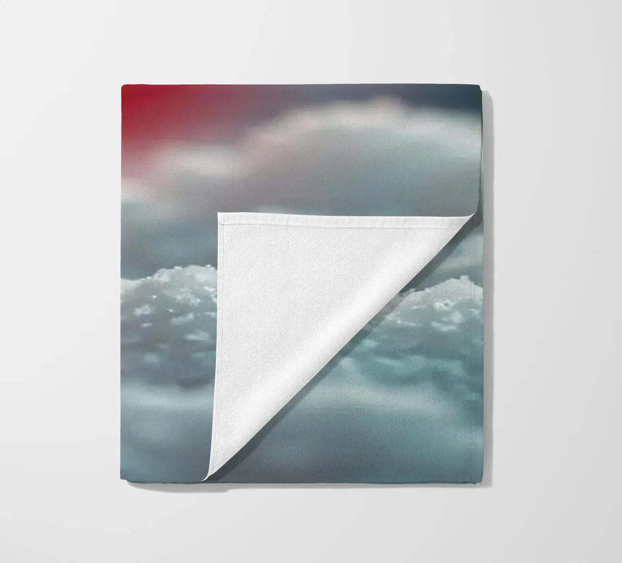 Luminose luci natalizie illuminano la neve soffice telo mare da DesignDoodle