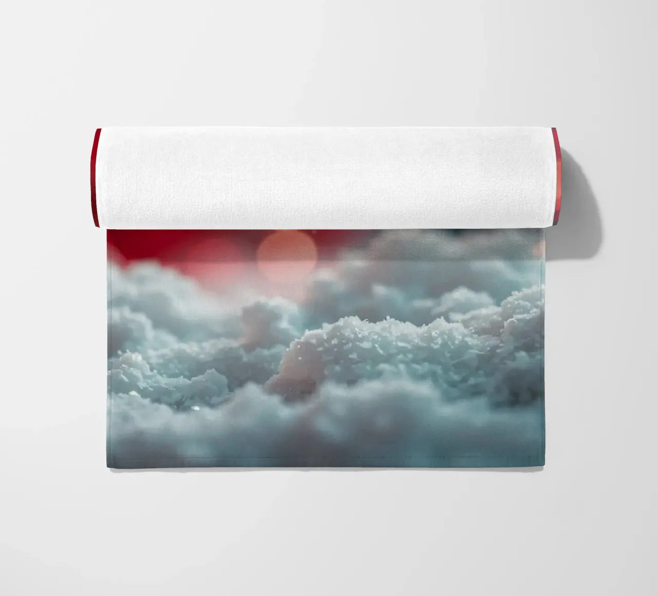 Luminose luci natalizie illuminano la neve soffice telo mare da DesignDoodle