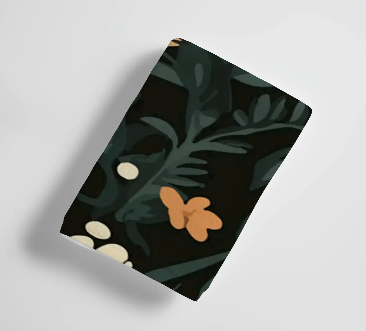 Donna di profilo con splendore floreale asciugamano da bagno da pixelbull - medieval art and more