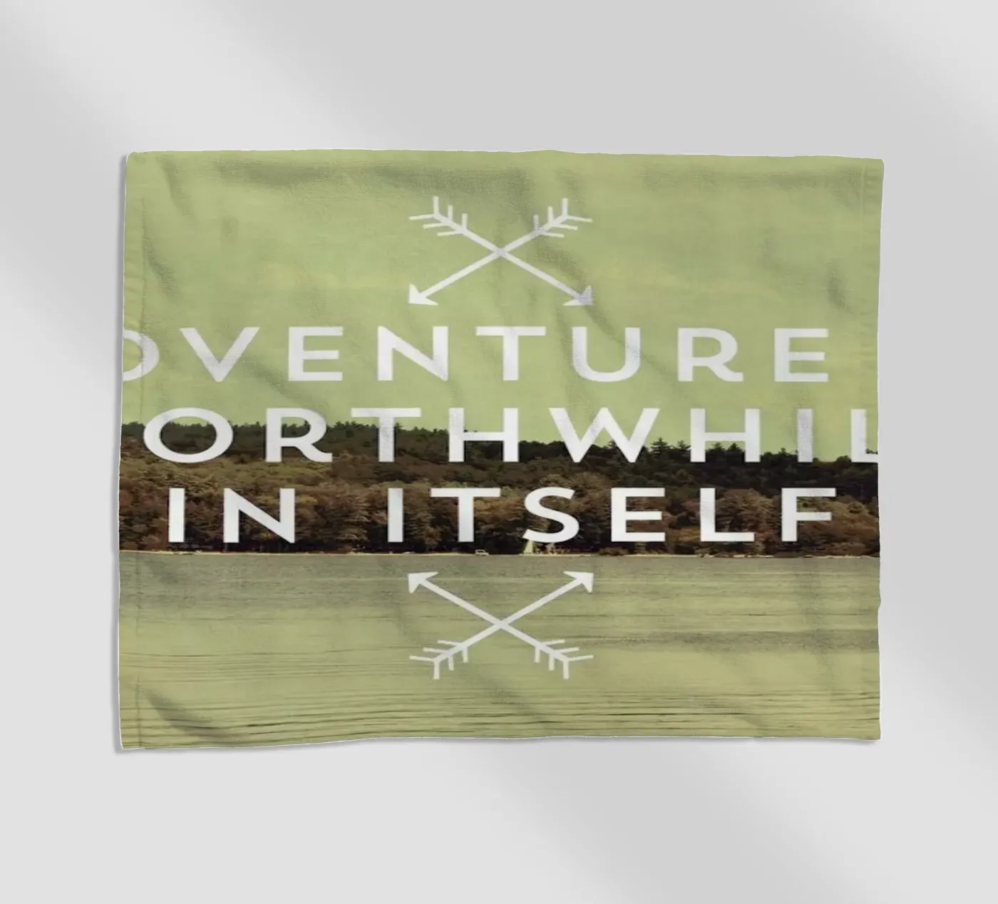 Worthwhile Strandtuch von Vintage Skies