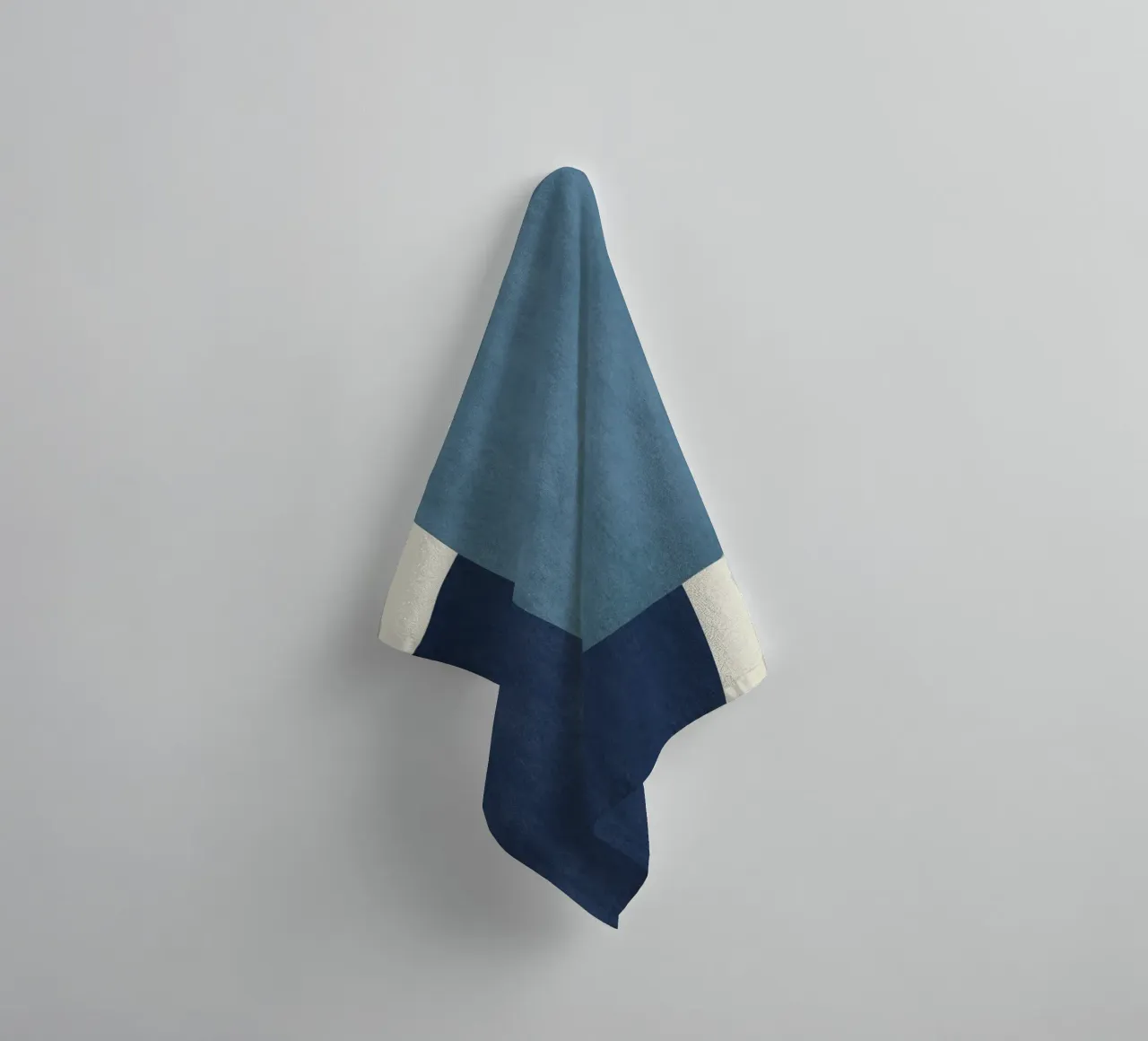 Halfmoon Colorblock - Blu navy asciugamano da bagno da MoonlightPrint