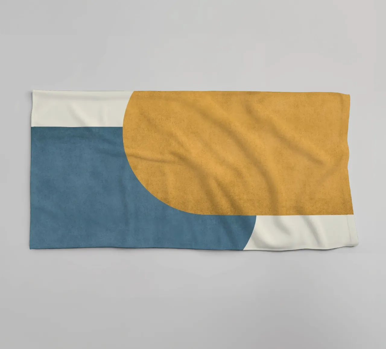 Halfmoon Colorblock - Oro Blu asciugamano da bagno da MoonlightPrint