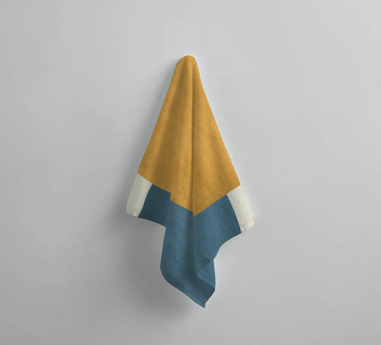 Halfmoon Colorblock - Oro Blu asciugamano da bagno da MoonlightPrint