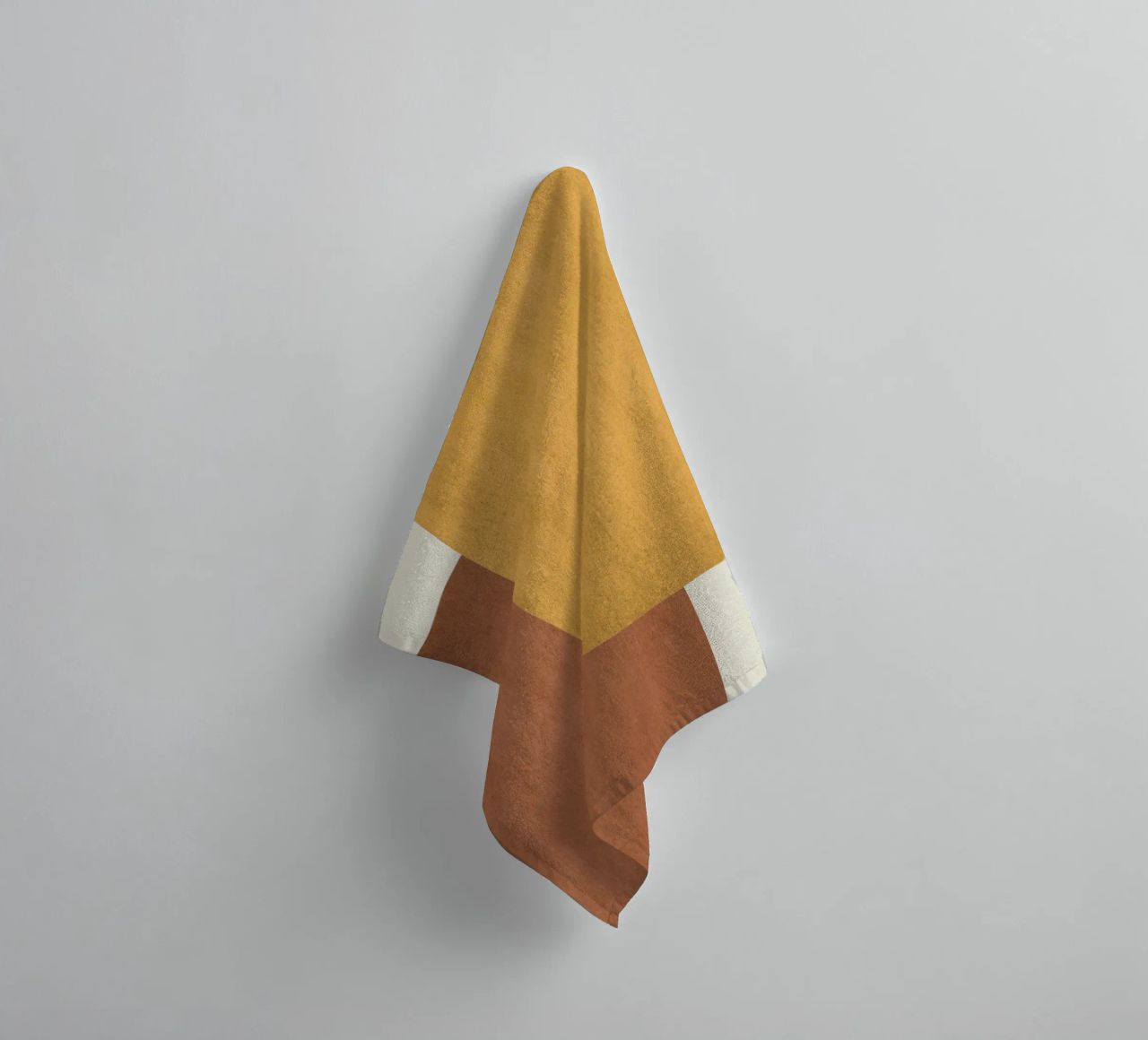 Halfmoon Colorblock - Oro Marrone asciugamano da bagno da MoonlightPrint