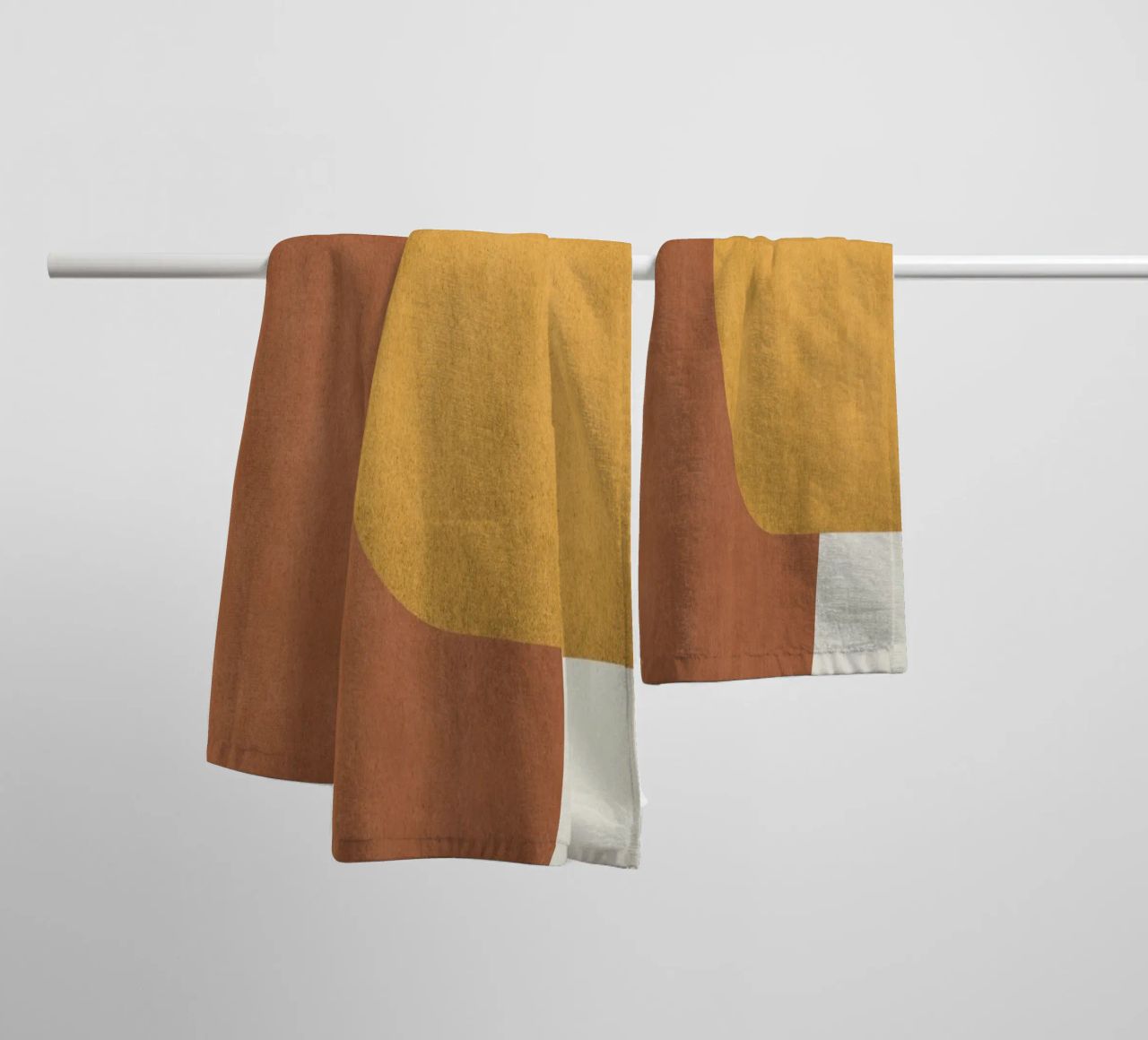 Halfmoon Colorblock - Oro Marrone asciugamano da bagno da MoonlightPrint