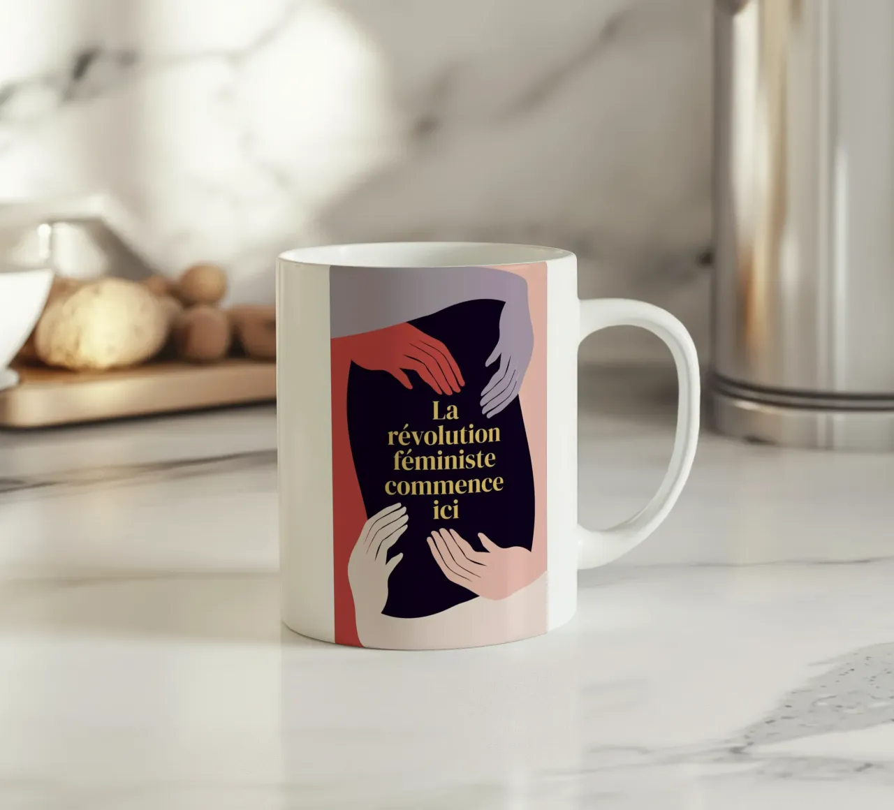 La Révolution Féministe Commence Ici II tazza in ceramica da Les Glorieuses x JUNIQE