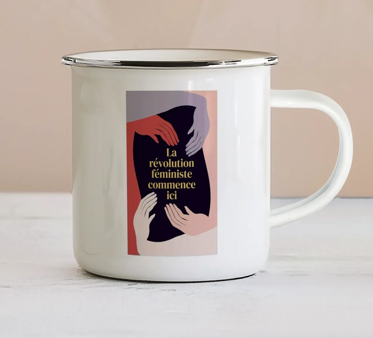 La Révolution Féministe Commence Ici II tazza in smalto da Les Glorieuses x JUNIQE