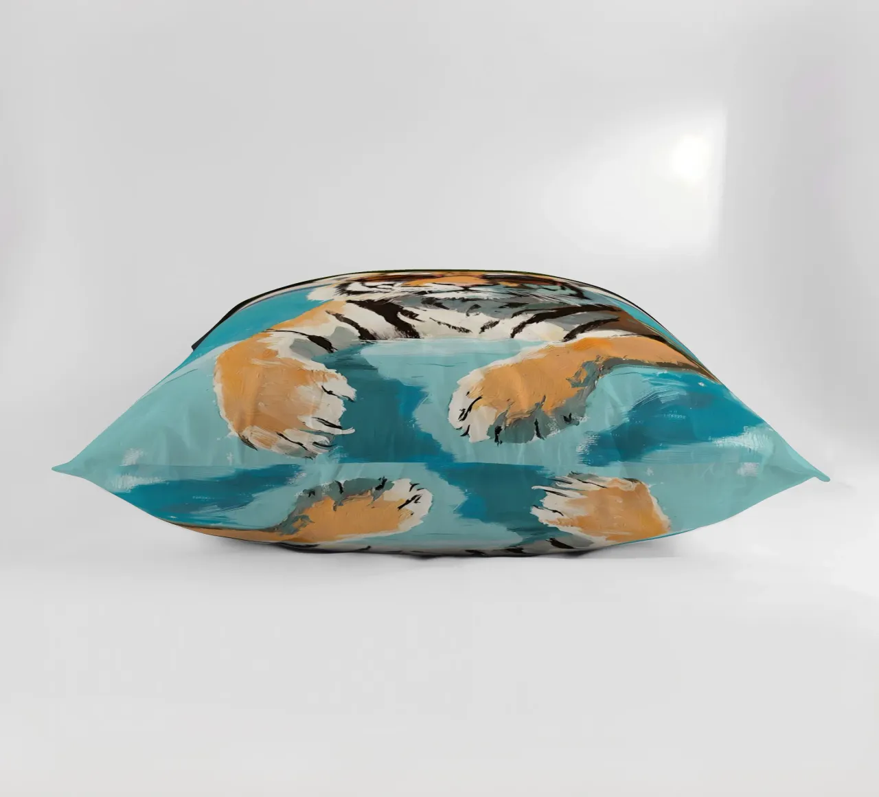 Chilling Tiger by the Pool cuscino da Gypsy Galleria