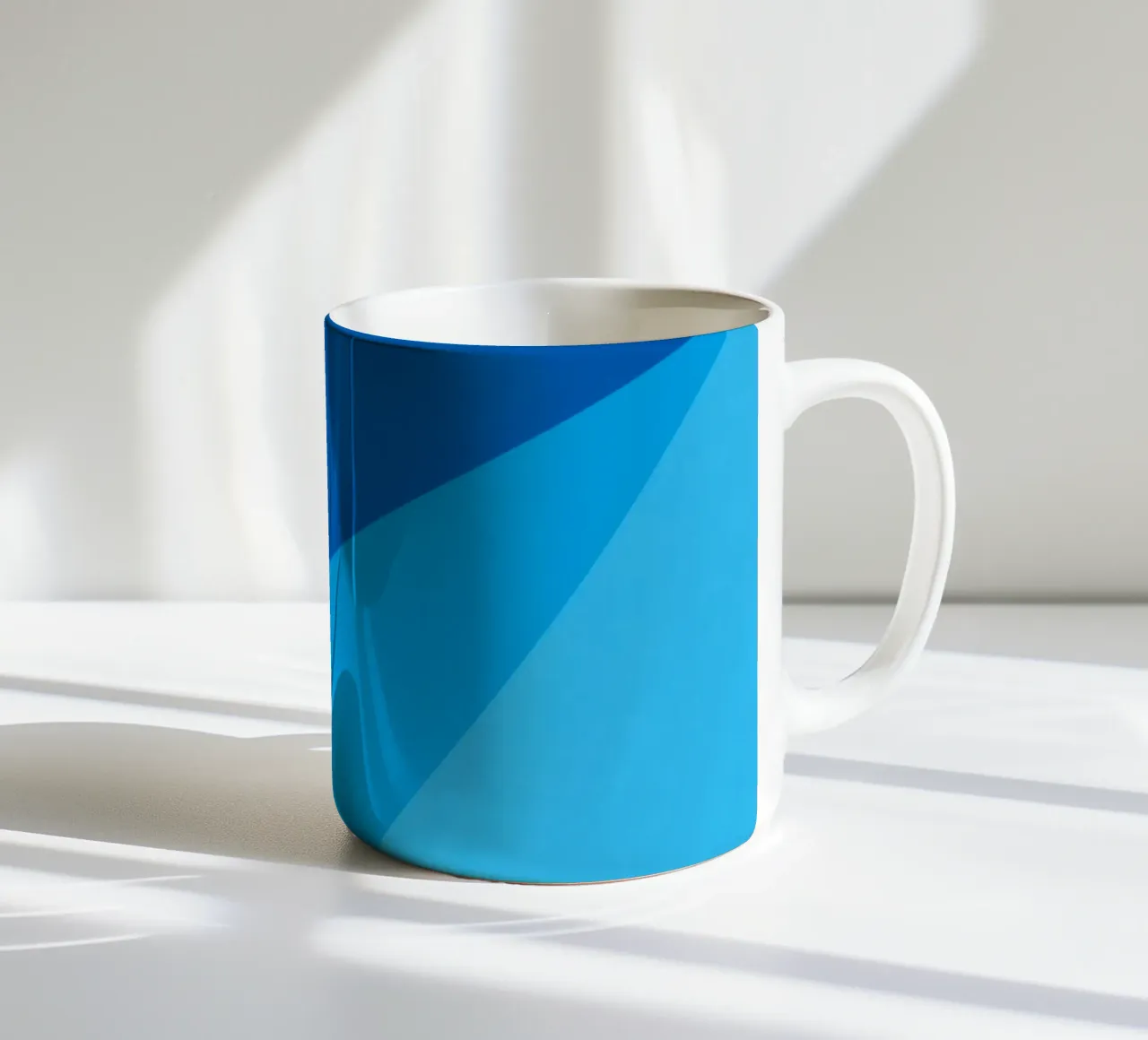 abstract blauw ontwerp biedt een fascinerende achtergrond keramische mok van DesignDoodle