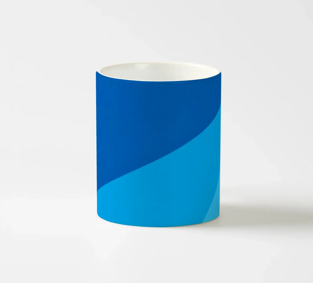 abstract blauw ontwerp biedt een fascinerende achtergrond keramische mok van DesignDoodle
