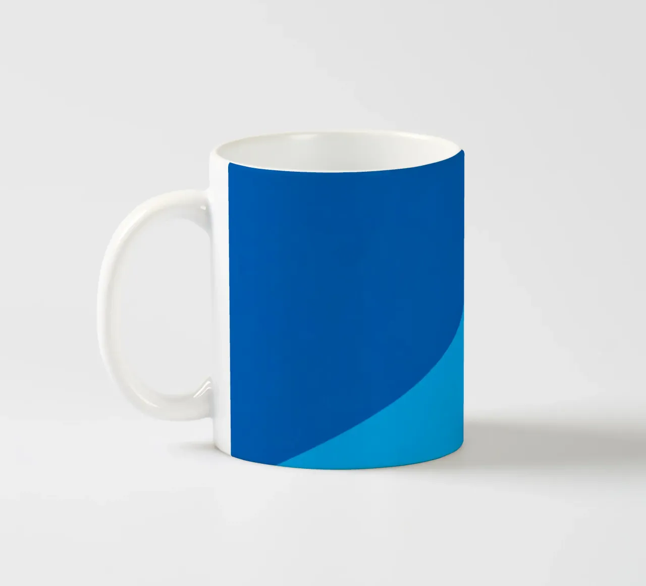 abstract blauw ontwerp biedt een fascinerende achtergrond keramische mok van DesignDoodle