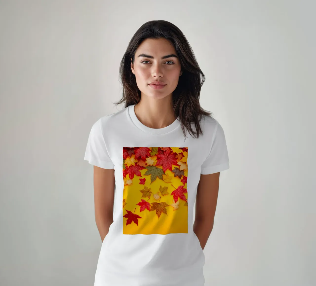 feuilles d'automne dispersées sur un fond jaune chaud t-shirt de DesignDoodle