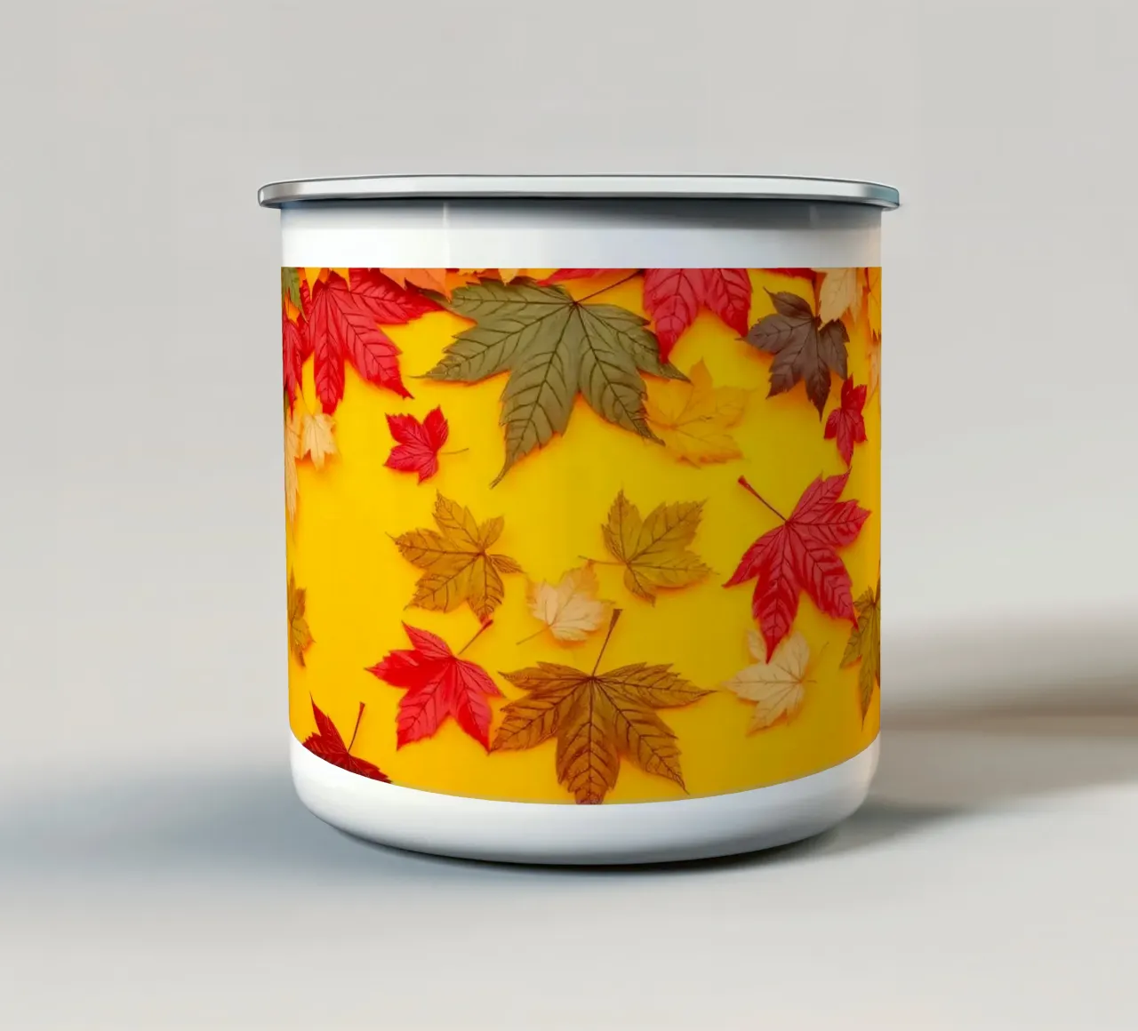 foglie autunnali sparse su uno sfondo giallo caldo tazza in smalto da DesignDoodle