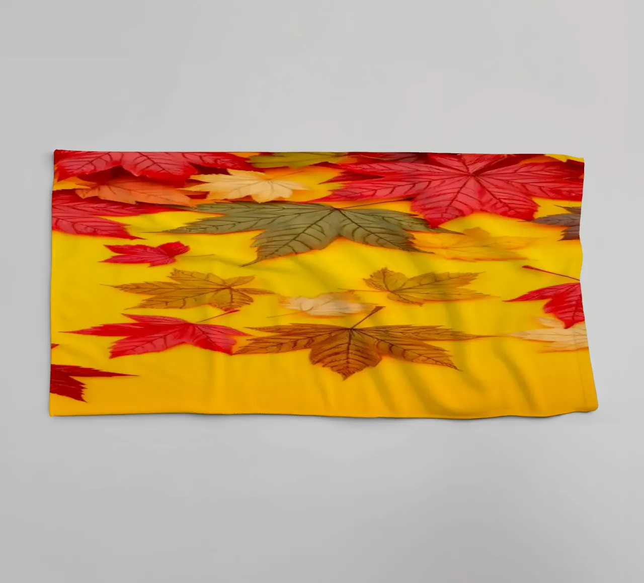 feuilles d'automne dispersées sur un fond jaune chaud serviette de bain de DesignDoodle