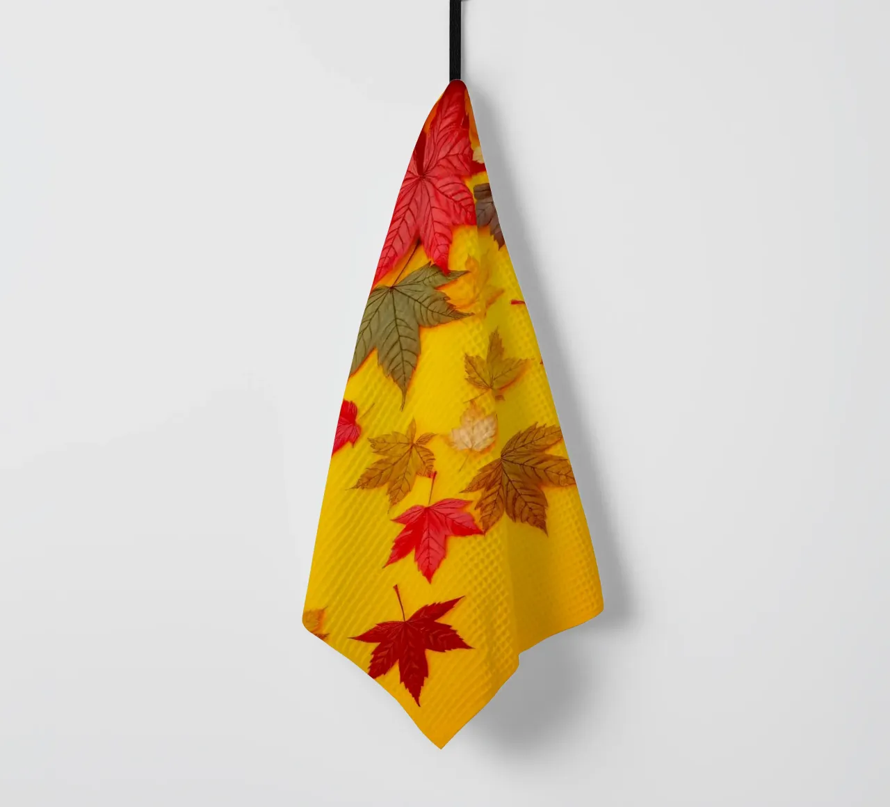 feuilles d'automne dispersées sur un fond jaune chaud torchon de DesignDoodle