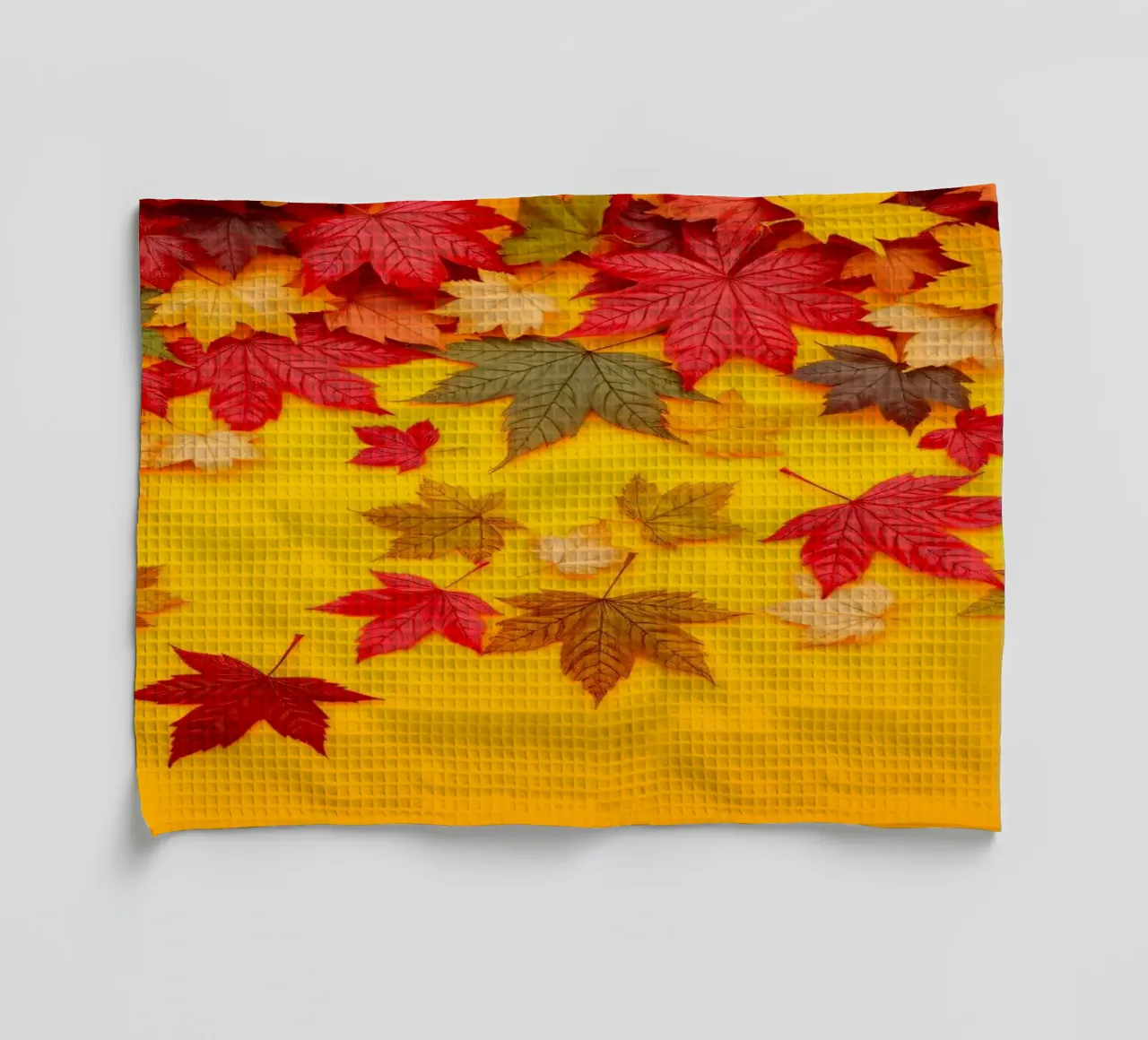 feuilles d'automne dispersées sur un fond jaune chaud torchon de DesignDoodle