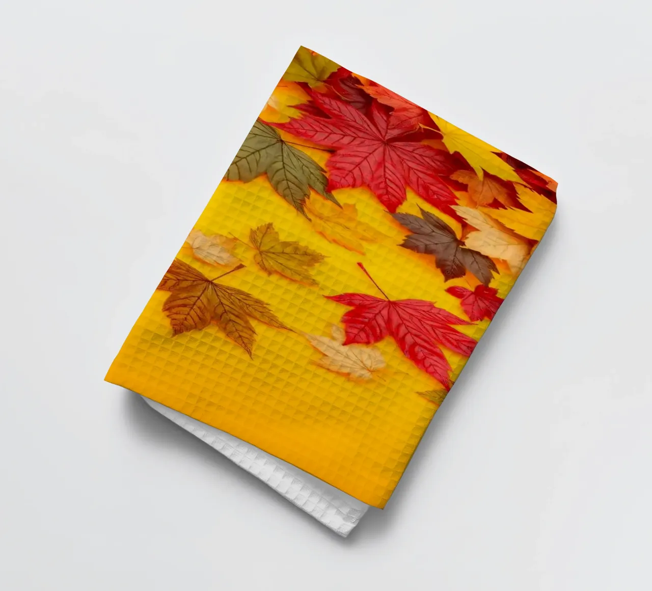 feuilles d'automne dispersées sur un fond jaune chaud torchon de DesignDoodle