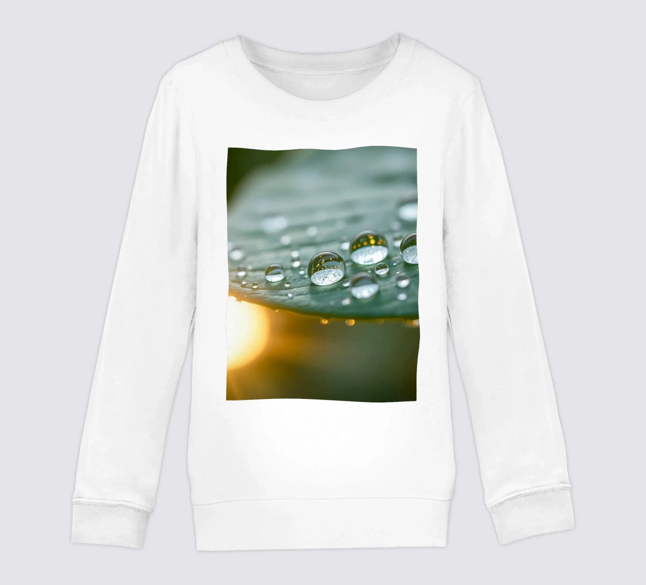 Vue rapprochée de gouttelettes d'eau sur une feuille verte sweat enfant de DesignDoodle